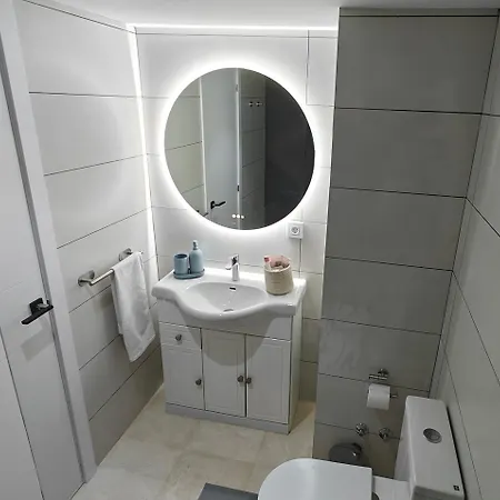 Centre Beachfront & Pool Apartment *