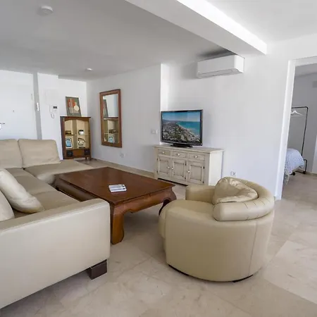 Apartment Centre Beachfront & Pool *