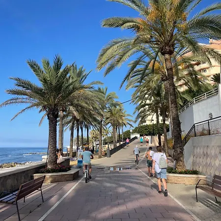 Апартаменти Centre Beachfront & Pool