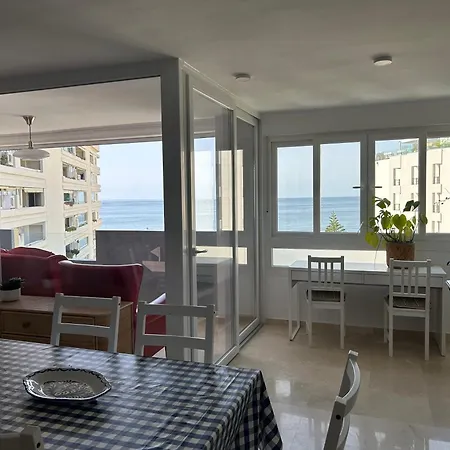 Centre Beachfront & Pool Apartment