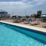Centre Beachfront & Pool Apartman *